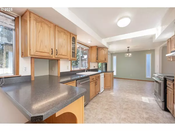 6930 OAKRIDGE DR, Gladstone, OR 97027