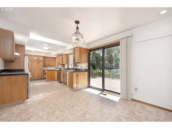 6930 OAKRIDGE DR, Gladstone, OR 97027