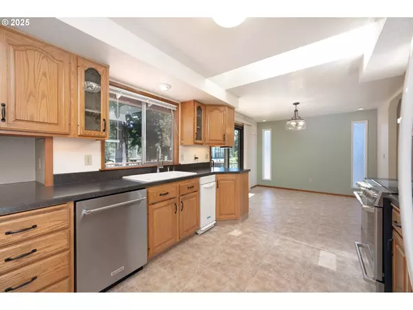 6930 OAKRIDGE DR, Gladstone, OR 97027