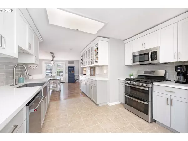 205 E HEREFORD ST, Gladstone, OR 97027