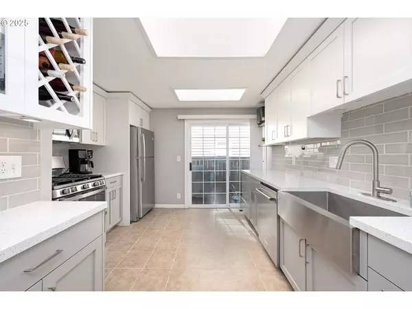 205 E HEREFORD ST, Gladstone, OR 97027