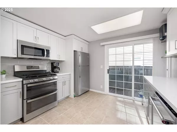 205 E HEREFORD ST, Gladstone, OR 97027