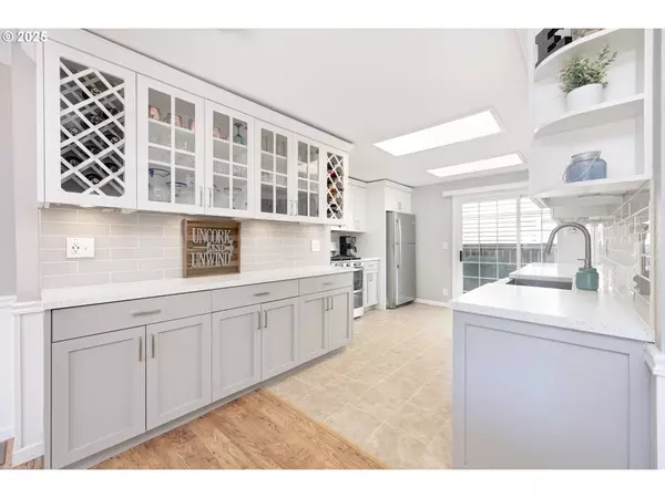 205 E HEREFORD ST, Gladstone, OR 97027