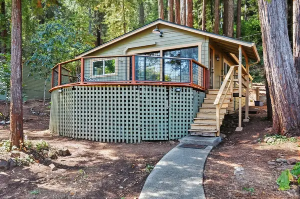 10293 Field LN, Forestville, CA 95436