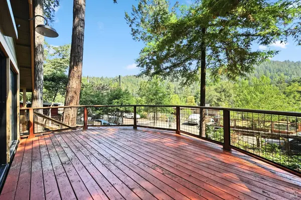 10293 Field LN, Forestville, CA 95436