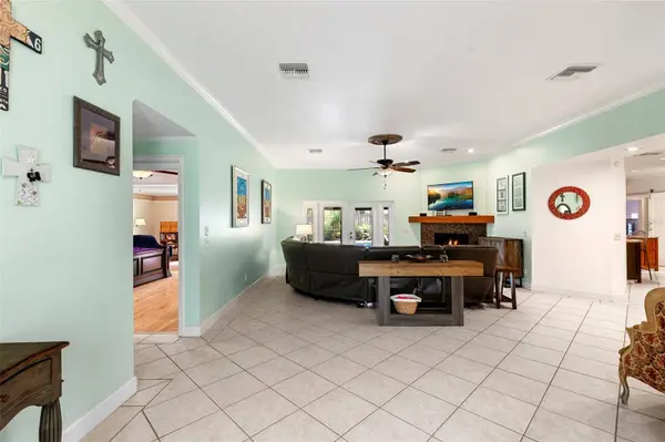 11403 W QUEENSWAY DR, Temple Terrace, FL 33617