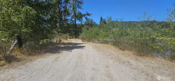 264 Riverview DR, Castle Rock, WA 98611