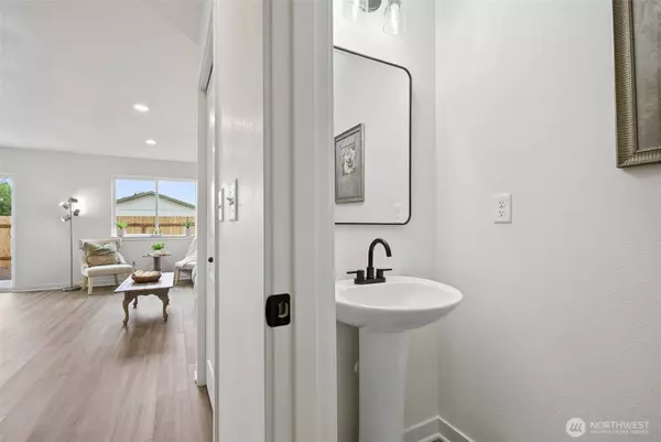 709 S 9th AVE, Kelso, WA 98626