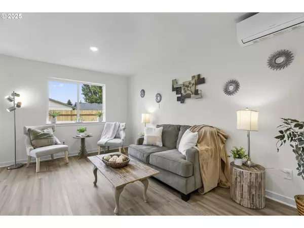 705 S 9TH AVE, Kelso, WA 98626