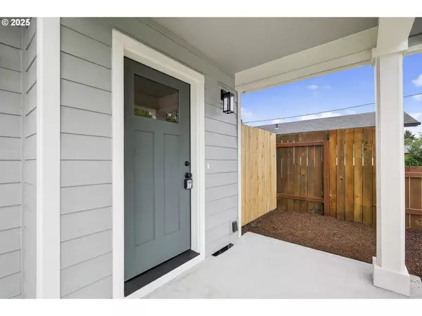 705 S 9TH AVE, Kelso, WA 98626