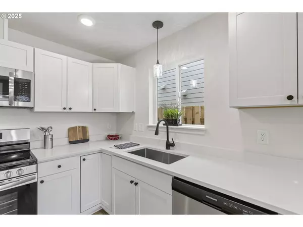 705 S 9TH AVE, Kelso, WA 98626