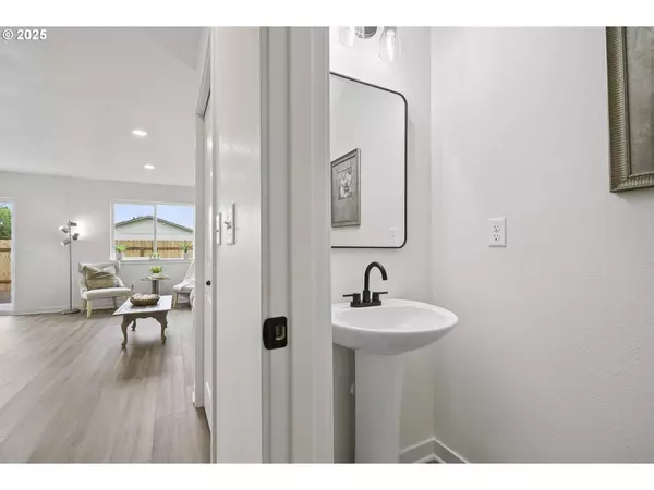 705 S 9TH AVE, Kelso, WA 98626