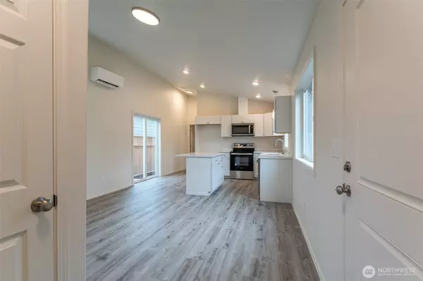 569 N 3rd, Kalama, WA 98625