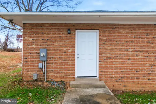 3723 MUNSON RD, Falls Church, VA 22041