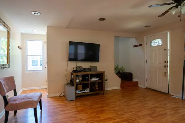 2711 W 98TH PL, Evergreen Park, IL 60805