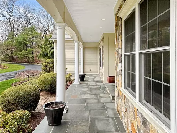 20 Beechcrest RD, East Greenwich, RI 02818