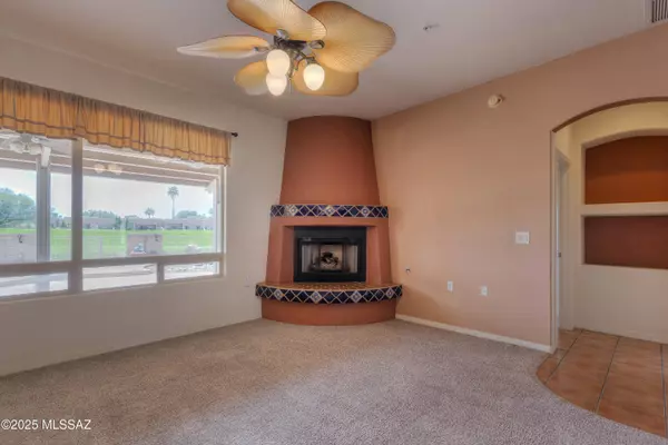 645 W Waterview Drive, Green Valley, AZ 85614