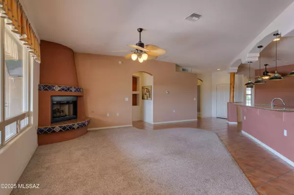 645 W Waterview Drive, Green Valley, AZ 85614