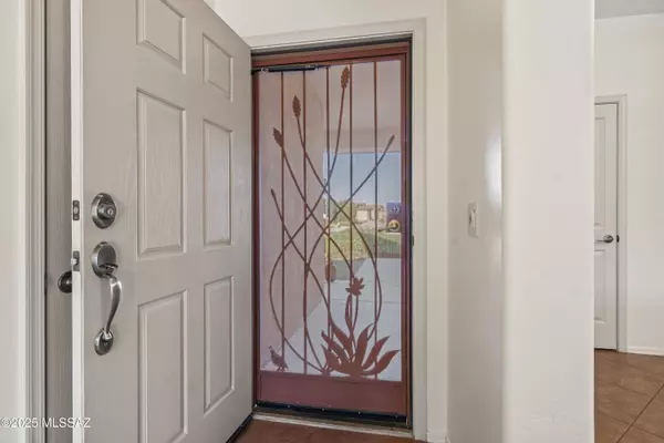 72 E Calle Del Capullo, Green Valley, AZ 85614