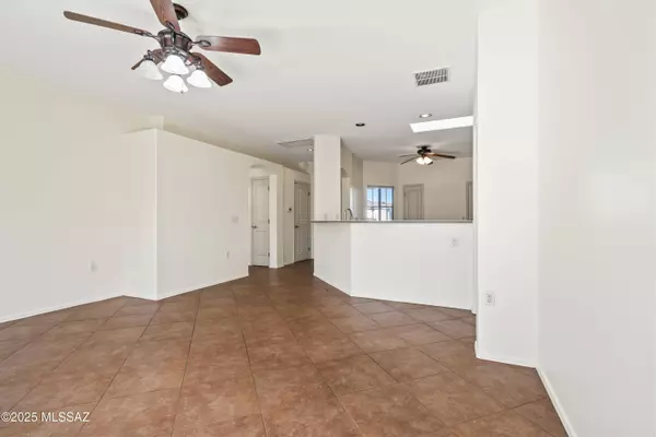 72 E Calle Del Capullo, Green Valley, AZ 85614