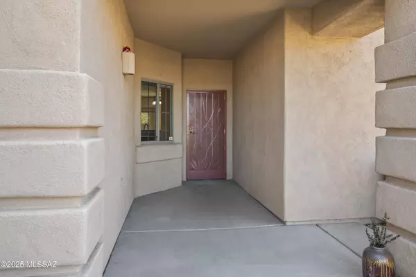 72 E Calle Del Capullo, Green Valley, AZ 85614