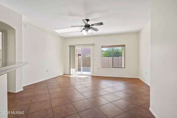 72 E Calle Del Capullo, Green Valley, AZ 85614