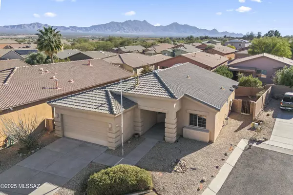 72 E Calle Del Capullo, Green Valley, AZ 85614