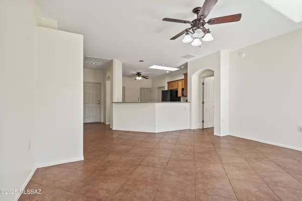 72 E Calle Del Capullo, Green Valley, AZ 85614