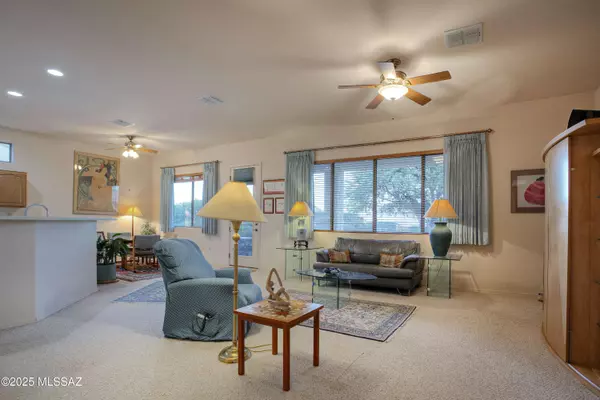 56 N Cape Royal DR, Green Valley, AZ 85614