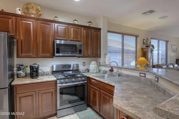 542 W Astruc DR, Green Valley, AZ 85614