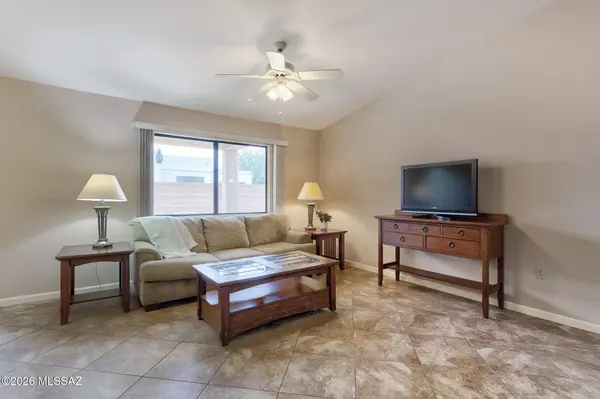 850 W Belltower Dr, Green Valley, AZ 85614
