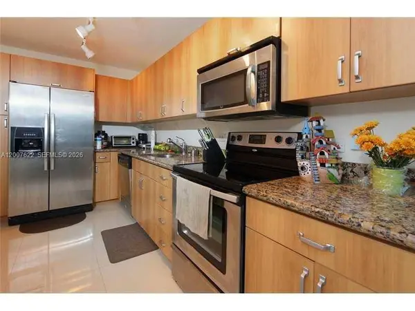 7501 E Treasure Dr #8C, North Bay Village, FL 33141