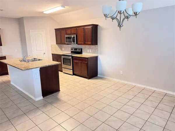 542 Clearlake Drive, Waxahachie, TX 75165