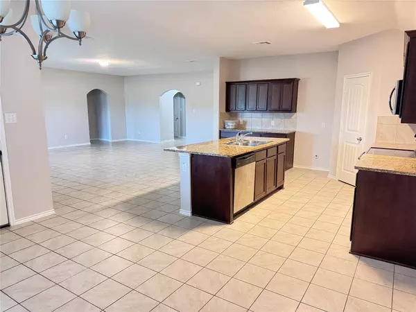 542 Clearlake Drive, Waxahachie, TX 75165