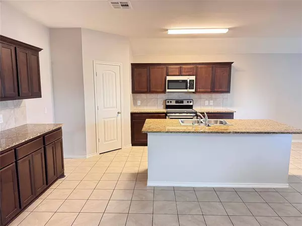 542 Clearlake Drive, Waxahachie, TX 75165