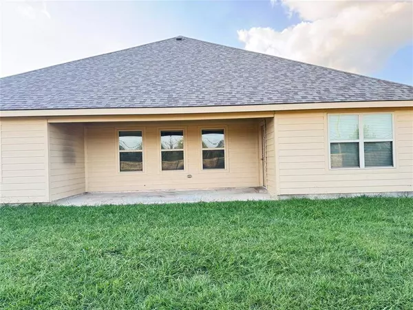 542 Clearlake Drive, Waxahachie, TX 75165