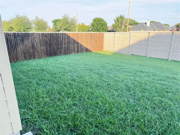 542 Clearlake Drive, Waxahachie, TX 75165