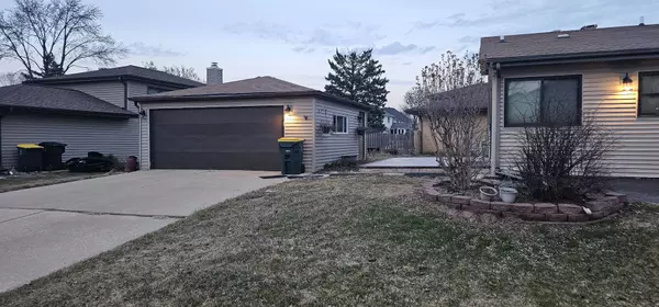 413 CANYON TRL, Carol Stream, IL 60188