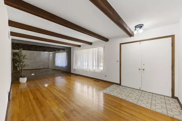 323 E Weathersfield WAY, Schaumburg, IL 60193