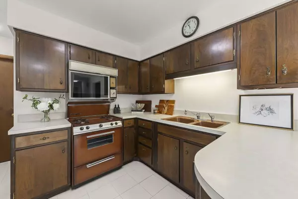 323 E Weathersfield WAY, Schaumburg, IL 60193