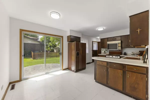 323 E Weathersfield WAY, Schaumburg, IL 60193