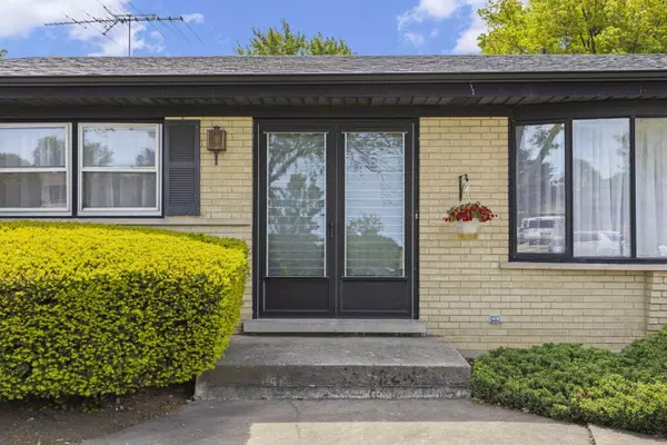 323 E Weathersfield WAY, Schaumburg, IL 60193