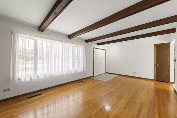 323 E Weathersfield WAY, Schaumburg, IL 60193