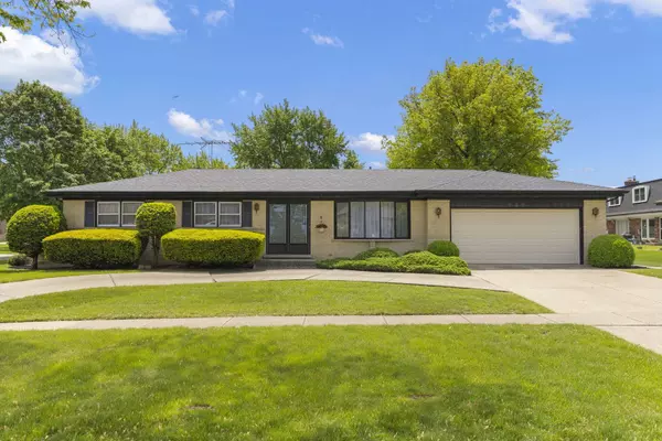 323 E Weathersfield WAY, Schaumburg, IL 60193