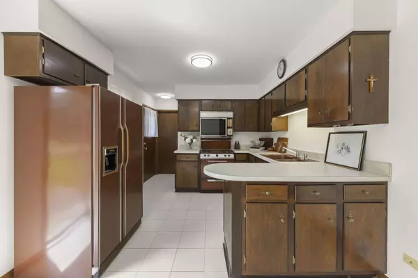 323 E Weathersfield WAY, Schaumburg, IL 60193