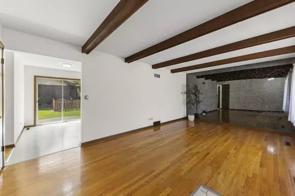 323 E Weathersfield WAY, Schaumburg, IL 60193