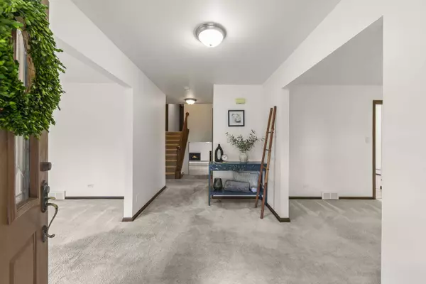 742 Crest AVE, Schaumburg, IL 60193