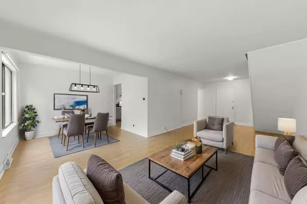 698 Circle DR, Roselle, IL 60172