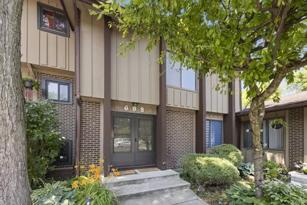 698 Circle DR, Roselle, IL 60172