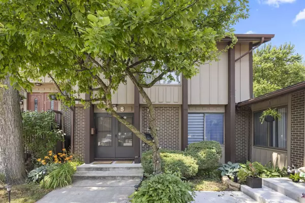 698 Circle DR, Roselle, IL 60172